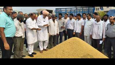 Haryana agriculture minister Shyam Singh Rana conducting an inspection at Shahabad grain market in Kurukshetra on Friday. (HT Photo) Haryana agriculture minister Shyam Singh Rana conducting an inspection at Shahabad grain market in Kurukshetra on Friday. (HT Photo)