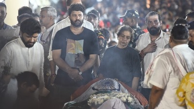 পুণের খামারবাড়িতে পূর্ণ রাষ্ট্রীয় মর্যাদায় নানার শেষকৃত্য, মুখাগ্নি করল ছেলে!