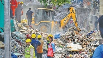 NDRF personnel and other teams conduct a rescue operation at the collapse site in Seemapuri. (Vipin Kumar/ HT Photo) NDRF personnel and other teams conduct a rescue operation at the collapse site in Seemapuri. (Vipin Kumar/ HT Photo)