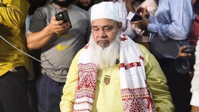 নিজের ক্যারিশ্মা দেখাতে পারলেন না পুরনো 'হেভিওয়েট' মহম্মদ বদরুদ্দিন আজমল। (ফাইল ছবি, সৌজন্যে ফেসবুক Maulana Badruddin Ajmal) নিজের ক্যারিশ্মা দেখাতে পারলেন না পুরনো 'হেভিওয়েট' মহম্মদ বদরুদ্দিন আজমল। (ফাইল ছবি, সৌজন্যে ফেসবুক Maulana Badruddin Ajmal)