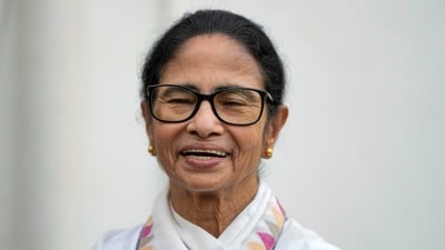 পরিবর্তনের পরে বাংলার প্রথম উপনির্বাচনে নৈতিক জয়ের পথে মমতা বন্দ্যোপাধ্যায়রা। (ফাইল ছবি, সৌজন্যে পিটিআই) পরিবর্তনের পরে বাংলার প্রথম উপনির্বাচনে নৈতিক জয়ের পথে মমতা বন্দ্যোপাধ্যায়রা। (ফাইল ছবি, সৌজন্যে পিটিআই)