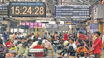 The cancelled services were the 22221 CSMT–Hazrat Nizamuddin Rajdhani Express, the only Rajdhani service from Mumbai operated by the Central Railway, and the 12247 Bandra Terminus–Hazrat Nizamuddin Express operated by the Western Railway. (Raju Shinde/HT Photo)