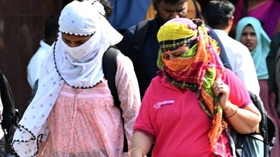 Mumbai sweltered on Thursday too. The maximum temperature at Santacruz was 37.6 degrees Celsius, 4.5 degrees above normal. Colaba logged 36.5 degrees Celsius, 3.9 degrees above normal. (File Photo/Bachchan Kumar/ HT)