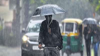 <p>మరోవైపు…. అక్టోబర్ 15వ తేదీ తర్వాత దేశంలోకి ఈశాన్య రుతుపవనాలు ప్రవేశిస్తాయని వాతావరణ శాఖ అంచనా వేసింది.ఈశాన్య రుతుపవనాల రాకతో పాటు సముద్రంలో ఏర్పడే ఈ ఉపరితల ఆవర్తనం తోడవడంతో తూర్పు తీర ప్రాంతాల్లో, ముఖ్యంగా ఆంధ్రప్రదేశ్, తమిళనాడు రాష్ట్రాలో వరుసగా భారీ వర్షాలు కురిసే అవకాశాలన్నాయి.</p><p> </p><p> </p> <p>మరోవైపు…. అక్టోబర్ 15వ తేదీ తర్వాత దేశంలోకి ఈశాన్య రుతుపవనాలు ప్రవేశిస్తాయని వాతావరణ శాఖ అంచనా వేసింది.ఈశాన్య రుతుపవనాల రాకతో పాటు సముద్రంలో ఏర్పడే ఈ ఉపరితల ఆవర్తనం తోడవడంతో తూర్పు తీర ప్రాంతాల్లో, ముఖ్యంగా ఆంధ్రప్రదేశ్, తమిళనాడు రాష్ట్రాలో వరుసగా భారీ వర్షాలు కురిసే అవకాశాలన్నాయి.</p><p> </p><p> </p>