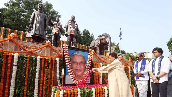 Bahujan Samaj Party president Mayawati paying floral tribute to party founder Kanshi Ram’s portrait on his death anniversary in Lucknow on Friday. (Deepak Gupta/HT Photo)