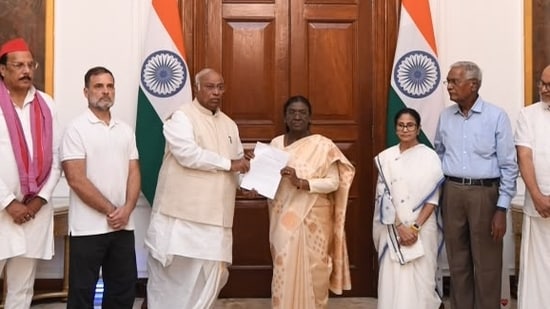  Rahul Gandhi along with Opposition leaders after meeting President Droupadi Murmu.