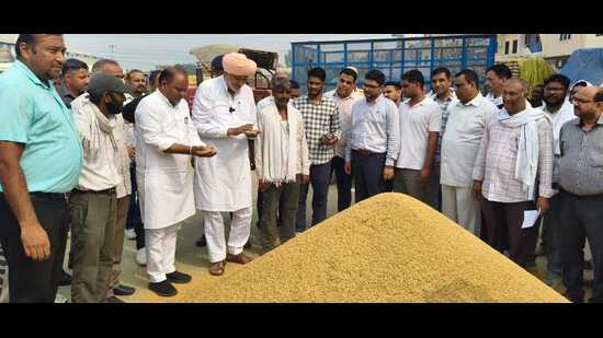 Haryana agriculture minister Shyam Singh Rana conducting an inspection at Shahabad grain market in Kurukshetra on Friday. (HT Photo)