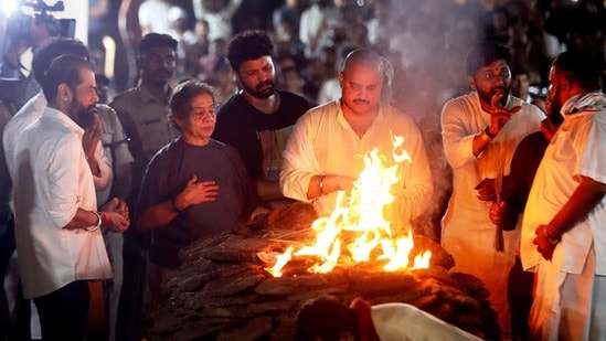అర్ధరాత్రి నానా పటేకర్ అంత్యక్రియలు.. అసలు కారణం చెప్తూ ఏడ్చేసిన కొడుకు (PTI)