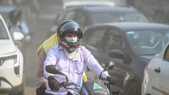 The report argues for the need to bring vehicular emissions down to zero for reducing air pollution in the larger air-shed. (Sanchit Khanna/ HT Photo/ Representational)