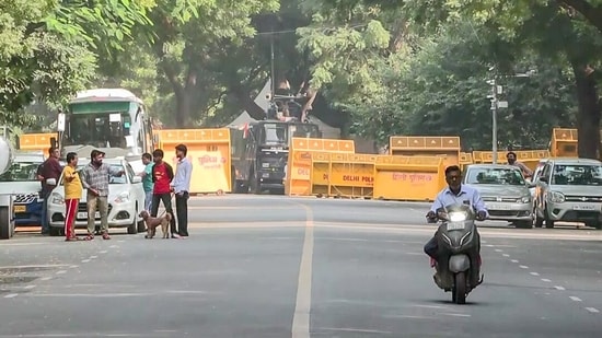 Barricades have been put up at Jantar Mantar, Tolstoy Marg and Janpath areas, in view of a call for protest by the CJP on Saturday. (ANI)