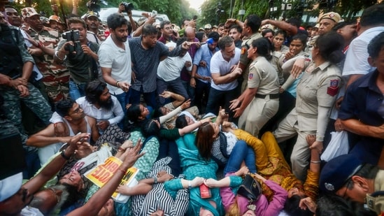 Lok Sabha LoP Rahul Gandhi stops Delhi Police from detaining Congress MP Priyanka Gandhi Vadra and others during the INDIA bloc MPs' protest against Chief Election Commissioner Gyanesh Kumar near Jantar Mantar, in New Delhi on Wednesday. (AICC)