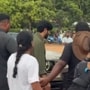 Dulquer Salmaan: దుల్కర్ సల్మాన్‌కు ఊపిరాడకుండా చేసిన లేడీ ఫ్యాన్స్.. ఒక్క ఫొటో ప్లీజ్ అంటూ వెంటపడి.. వైజాగ్ షూటింగ్‌..