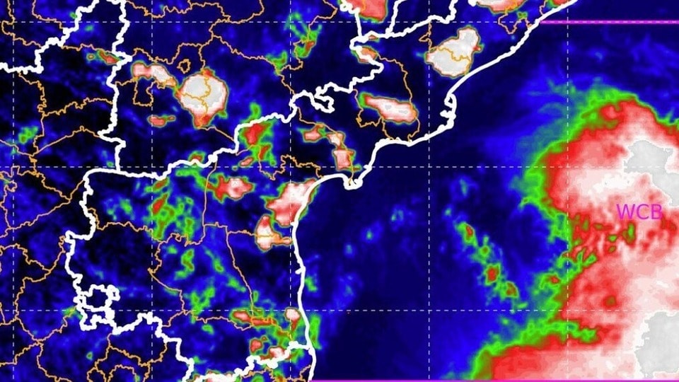 <p>ముఖ్యంగా దక్షిణ కోస్తా జిల్లాలు మరియు రాయలసీమ ప్రాంతాల్లో కొన్ని చోట్ల భారీ నుంచి అత్యంత భారీ వర్షాలు పడే సూచనలు ఉన్నాయి.</p>