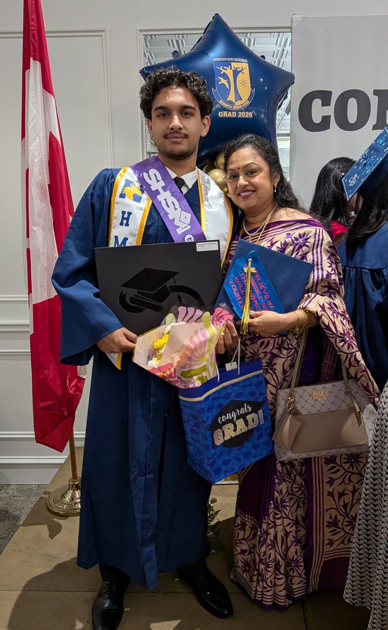 ছেলের সঙ্গে সংযুক্তা ছেলের সঙ্গে সংযুক্তা