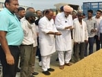 Haryana agriculture minister Shyam Singh Rana conducting an inspection at Shahabad grain market in Kurukshetra on Friday. (HT Photo)