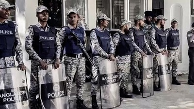 বাংলাদেশের একাংশে রাতে পুলিশ কর্মীদের একা চলাচল না করার নির্দেশ! কী ঘটছে? বাংলাদেশের একাংশে রাতে পুলিশ কর্মীদের একা চলাচল না করার নির্দেশ! কী ঘটছে?