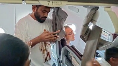 <p>నిరసనల్లో పాల్గొనేందుకు ముంబై నుచి దిల్లీ వచ్చిన సీజేపీ ఫౌండర్ అభిజీత్ దీప్కేని పోలీసులు అదుపులోకి తీసుకున్నారు. శనివారం దిల్లీ విమానాశ్రయంలో అడుగుపెట్టిన వెంటనే, విమానం లోపలికి వెళ్లిన మహిళా పోలీసులు.. దీప్కేని డీటైన్ చేస్తున్నట్టు తెలిపారు. మరో ఇద్దరు సీజేపీ సభ్యులను కూడా డీటైన్ చేశారు. వీరిని వేరువేరు డిటెన్షన్ క్యాంపుల్లో పెట్టారు.</p> (ANI Video Grab) <p>నిరసనల్లో పాల్గొనేందుకు ముంబై నుచి దిల్లీ వచ్చిన సీజేపీ ఫౌండర్ అభిజీత్ దీప్కేని పోలీసులు అదుపులోకి తీసుకున్నారు. శనివారం దిల్లీ విమానాశ్రయంలో అడుగుపెట్టిన వెంటనే, విమానం లోపలికి వెళ్లిన మహిళా పోలీసులు.. దీప్కేని డీటైన్ చేస్తున్నట్టు తెలిపారు. మరో ఇద్దరు సీజేపీ సభ్యులను కూడా డీటైన్ చేశారు. వీరిని వేరువేరు డిటెన్షన్ క్యాంపుల్లో పెట్టారు.</p> (ANI Video Grab)