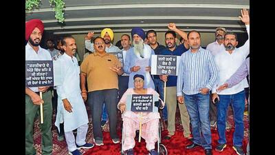 Councillors protesting outside the Guru Nanak Dev Bhawan in Ludhiana on Saturday. (Gurpreet Singh/HT)