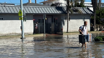 Newport Beach shuts all beaches and piers. (AP Photo/Eugene Garcia) Newport Beach shuts all beaches and piers. (AP Photo/Eugene Garcia)