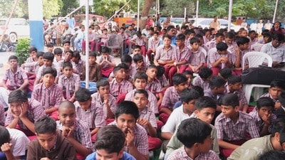 <p>ఏపీ, తెలంగాణలోని పాఠశాలలు కాలేజీలకు శనివారం(నేటి) నుంచి దసరా సెలవులు ప్రారంభమయ్యాయి. ఇప్పటికే పునఃప్రారంభ తేదీలను కూడా ప్రభుత్వాలు ప్రకటించాయి.</p> <p>ఏపీ, తెలంగాణలోని పాఠశాలలు కాలేజీలకు శనివారం(నేటి) నుంచి దసరా సెలవులు ప్రారంభమయ్యాయి. ఇప్పటికే పునఃప్రారంభ తేదీలను కూడా ప్రభుత్వాలు ప్రకటించాయి.</p>