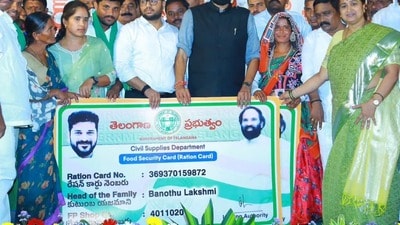 <p>తెలంగాణలో నూతన స్మార్ట్ రేషన్ కార్డుల పంపిణీ ప్రక్రియ వేగవంతంగా సాగుతోంది. అయితే తమకు సంబంధించిన కొత్త స్మార్ట్ కార్డులను ఎక్కడ, ఎలా తీసుకోవాలో తెలియక చాలామంది కార్డుదారులు అయోమయానికి గురవుతున్నారు. </p> <p>తెలంగాణలో నూతన స్మార్ట్ రేషన్ కార్డుల పంపిణీ ప్రక్రియ వేగవంతంగా సాగుతోంది. అయితే తమకు సంబంధించిన కొత్త స్మార్ట్ కార్డులను ఎక్కడ, ఎలా తీసుకోవాలో తెలియక చాలామంది కార్డుదారులు అయోమయానికి గురవుతున్నారు. </p>