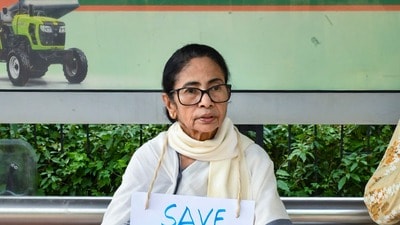 দিল্লিতে আটক মমতা! প্রিজন ভ্যানে গাইলেন গান, বাড়ির সামনে বসলেন ধরনায়(@AITCofficial/X via PTI Photo)(PTI10_10_2026_000245B) (@AITCofficial) দিল্লিতে আটক মমতা! প্রিজন ভ্যানে গাইলেন গান, বাড়ির সামনে বসলেন ধরনায়(@AITCofficial/X via PTI Photo)(PTI10_10_2026_000245B) (@AITCofficial)
