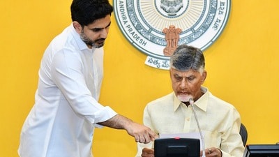 <p>పాఠశాలల్లో 1వ తరగతి నుంచి ఇంటర్మీడియట్ వరకు చదువుతున్న విద్యార్థులు ఈ పథకానికి అర్హులువుతారు. కుటుంబం చెల్లుబాటు అయ్యే రేషన్ కార్డు కలిగి ఉండాలి.</p><p>కుటుంబ నెలవారీ ఆదాయం గ్రామీణ ప్రాంతాల్లో రూ.10,000, పట్టణ ప్రాంతాల్లో రూ.12,000 మించకూడదు. టాక్సీ, ట్రాక్టర్, ఆటోలు మినహా ఇతర సొంత నాలుగు చక్రాల వాహనాలు (ఫోర్ వీలర్స్) ఉండకూడదు.</p> 