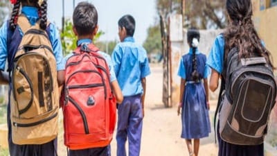 <p><strong>డిగ్రీ కళాశాలలు:</strong> తెలంగాణలోని డిగ్రీ విద్యార్థులకు అక్టోబర్ 25 వరకు దసరా వెకేషన్ ఇచ్చారు. అక్టోబర్ 26న కళాశాలలు రీఓపెన్ అవుతాయి.</p><p><strong>అంగన్వాడీ కేంద్రాలు :</strong> అంగన్వాడీలకు కూడా అక్టోబర్ 10 నుంచి 21 వరకు దసరా సెలవులు ఇస్తున్నట్లు స్త్రీ, శిశు సంక్షేమ శాఖ మంత్రి సీతక్క ప్రకటించారు. తిరిగి అక్టోబర్ 22న కేంద్రాలు పనిచేస్తాయి.</p> <p><strong>డిగ్రీ కళాశాలలు:</strong> తెలంగాణలోని డిగ్రీ విద్యార్థులకు అక్టోబర్ 25 వరకు దసరా వెకేషన్ ఇచ్చారు. అక్టోబర్ 26న కళాశాలలు రీఓపెన్ అవుతాయి.</p><p><strong>అంగన్వాడీ కేంద్రాలు :</strong> అంగన్వాడీలకు కూడా అక్టోబర్ 10 నుంచి 21 వరకు దసరా సెలవులు ఇస్తున్నట్లు స్త్రీ, శిశు సంక్షేమ శాఖ మంత్రి సీతక్క ప్రకటించారు. తిరిగి అక్టోబర్ 22న కేంద్రాలు పనిచేస్తాయి.</p>