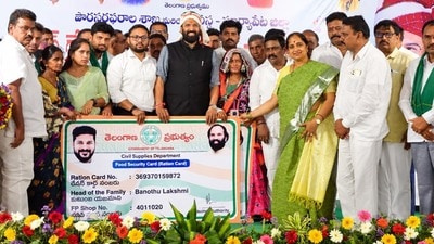 <p>ఎలాంటి రుసుం లేకుండానే మీ స్మార్ట్ రేషన్ కార్డును అందజేస్తారు. ఒక్క రూపాయి కూడా మీ వద్ద నుంచి తీసుకోరు. ఇక చాలా నియోజకవర్గాల్లోని మండలాల్లో ప్రజాప్రతినిధుల చేతుల మీదుగా ఈ కార్డులను అందజేసే కార్యక్రమాన్ని ప్రారంభిస్తున్నారు.</p> <p>ఎలాంటి రుసుం లేకుండానే మీ స్మార్ట్ రేషన్ కార్డును అందజేస్తారు. ఒక్క రూపాయి కూడా మీ వద్ద నుంచి తీసుకోరు. ఇక చాలా నియోజకవర్గాల్లోని మండలాల్లో ప్రజాప్రతినిధుల చేతుల మీదుగా ఈ కార్డులను అందజేసే కార్యక్రమాన్ని ప్రారంభిస్తున్నారు.</p>