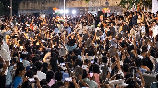 Agitating aspirants expressed their willingness to hold talks with the state government to end the deadlock. But they reiterated their demand that the MPSC chairman Vivek Bhimanwar must step down and the government must fill up 70000 vacant posts. (HT PHOTO)