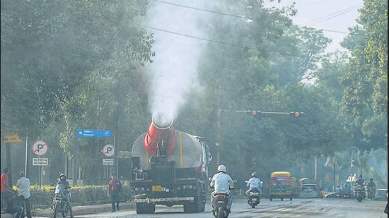 An anti-smog gun deployed at Man Singh Road. (Vipin Kumar/HT Photo)