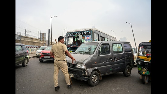 The district police also carried out inspections at borders with Delhi on Saturday (Sunil Ghosh/HT)