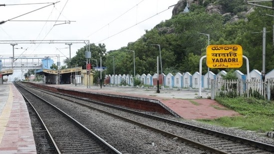 పండుగ స్పెషల్ రైళ్లు - యాదాద్రికి స్టాపేజీ