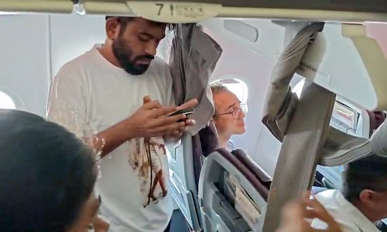 <p>నిరసనల్లో పాల్గొనేందుకు ముంబై నుచి దిల్లీ వచ్చిన సీజేపీ ఫౌండర్​ అభిజీత్ దీప్కేని పోలీసులు అదుపులోకి తీసుకున్నారు. శనివారం దిల్లీ విమానాశ్రయంలో అడుగుపెట్టిన వెంటనే, విమానం లోపలికి వెళ్లిన మహిళా పోలీసులు.. దీప్కేని డీటైన్ చేస్తున్నట్టు తెలిపారు. మరో ఇద్దరు సీజేపీ సభ్యులను కూడా డీటైన్ చేశారు. వీరిని వేరువేరు డిటెన్షన్ క్యాంపుల్లో పెట్టారు.</p>