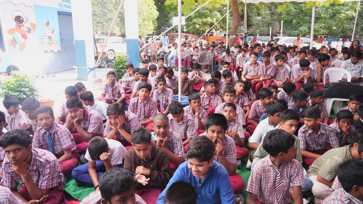 <p>ఏపీ, తెలంగాణలోని పాఠశాలలు కాలేజీలకు శనివారం(నేటి) నుంచి దసరా సెలవులు ప్రారంభమయ్యాయి. ఇప్పటికే పునఃప్రారంభ తేదీలను కూడా ప్రభుత్వాలు ప్రకటించాయి.</p>