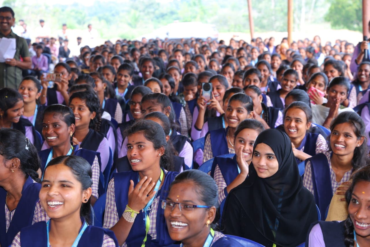 <p>ఆంధ్రప్రదేశ్లోని పేద కుటుంబాల పిల్లలకు నాణ్యమైన విద్యను అందిస్తూ, వారి తల్లులకు ఆర్థిక భరోసా కల్పించడమే లక్ష్యంగా కూటమి ప్రభుత్వం 'తల్లికి వందనం' పథకాన్ని మరింత విస్తరించింది. ఇందులో భాగంగా పథకం రెండో విడత నిధుల విడుదలకు సంబంధించి రాష్ట్ర ప్రభుత్వం తాజాగా కీలక ఉత్తర్వులు జారీ చేసింది. గతంలో సాంకేతిక కారణాలు, ఇతర సమస్యల వల్ల ఆర్థిక సాయం అందుకోలేకపోయిన అర్హులైన వారికి కూడా ఈ దఫాలో ప్రయోజనం చేకూర్చాలని ప్రభుత్వం నిర్ణయించింది.</p><p> </p> <p>ఆంధ్రప్రదేశ్లోని పేద కుటుంబాల పిల్లలకు నాణ్యమైన విద్యను అందిస్తూ, వారి తల్లులకు ఆర్థిక భరోసా కల్పించడమే లక్ష్యంగా కూటమి ప్రభుత్వం 'తల్లికి వందనం' పథకాన్ని మరింత విస్తరించింది. ఇందులో భాగంగా పథకం రెండో విడత నిధుల విడుదలకు సంబంధించి రాష్ట్ర ప్రభుత్వం తాజాగా కీలక ఉత్తర్వులు జారీ చేసింది. గతంలో సాంకేతిక కారణాలు, ఇతర సమస్యల వల్ల ఆర్థిక సాయం అందుకోలేకపోయిన అర్హులైన వారికి కూడా ఈ దఫాలో ప్రయోజనం చేకూర్చాలని ప్రభుత్వం నిర్ణయించింది.</p><p> </p>