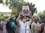 దిల్లీ నిరసనల్లో ప్లకార్డులతో ప్రజలు..(Bloomberg)