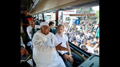 Congress president Mallikarjun Kharge and Lok Sabha LoP Rahul Gandhi sit inside a bus while travelling to Raj Ghat to protest against Chief Election Commissioner Gyanesh Kumar. (ANI)