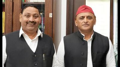 Former BJP MP Dharmendra Kashyap with SP chief Akhilesh Yadav in Lucknow on October 11. (Sourced) Former BJP MP Dharmendra Kashyap with SP chief Akhilesh Yadav in Lucknow on October 11. (Sourced)