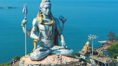 <p>మూడో రోజు (గురువారం) ఉదయాన్నే గోకర్ణకు బయలుదేరి అక్కడ మహాబలేశ్వర స్వామిని దర్శించుకుంటారు. అనంతరం మురుడేశ్వర్ ఆలయాన్ని, కొల్లూరు మూకాంబిక ఆలయాన్ని సందర్శిస్తారు. దర్శనాల తర్వాత తిరిగి ఉడుపి చేరుకుని రాత్రి బస చేస్తారు.</p><p>నాలుగో రోజు (శుక్రవారం) ఉడుపి హోటల్ చెకౌట్ చేసి హొరనాడు బయలుదేరుతారు. అక్కడ అన్నపూర్ణేశ్వరి అమ్మవారిని దర్శించుకున్నాక శృంగేరికి చేరుకుని శ్రీ శారదాంబ ఆలయాన్ని సందర్శిస్తారు. సాయంత్రం మంగళూరు చేరుకుని రాత్రికి అక్కడే బస చేస్తారు.</p><p> </p> <p>మూడో రోజు (గురువారం) ఉదయాన్నే గోకర్ణకు బయలుదేరి అక్కడ మహాబలేశ్వర స్వామిని దర్శించుకుంటారు. అనంతరం మురుడేశ్వర్ ఆలయాన్ని, కొల్లూరు మూకాంబిక ఆలయాన్ని సందర్శిస్తారు. దర్శనాల తర్వాత తిరిగి ఉడుపి చేరుకుని రాత్రి బస చేస్తారు.</p><p>నాలుగో రోజు (శుక్రవారం) ఉడుపి హోటల్ చెకౌట్ చేసి హొరనాడు బయలుదేరుతారు. అక్కడ అన్నపూర్ణేశ్వరి అమ్మవారిని దర్శించుకున్నాక శృంగేరికి చేరుకుని శ్రీ శారదాంబ ఆలయాన్ని సందర్శిస్తారు. సాయంత్రం మంగళూరు చేరుకుని రాత్రికి అక్కడే బస చేస్తారు.</p><p> </p>
