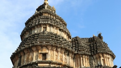 <p>రైలు ప్రయాణ టికెట్లు (స్లీపర్ లేదా 3AC), ఏసీ వాహనంలో రవాణా, 3 రాత్రుల హోటల్ బస, 3 రోజులు ఉదయం అల్పాహారం (Breakfast), ట్రావెల్ ఇన్సూరెన్స్, టోల్-పార్కింగ్ ఛార్జీలు, జీఎస్టీ ఈ ప్యాకేజీలోనే కలిసి ఉంటాయి. మధ్యాహ్న, రాత్రి భోజనాలు, రైలులోని ఆహారం, ఆలయాల వద్ద ప్రవేశ టికెట్లు, పర్యాటక ప్రదేశాల్లో బోటింగ్ వంటి వ్యక్తిగత ఖర్చులను ప్రయాణికులే భరించాల్సి ఉంటుంది. <a href="https://www.irctctourism.com/" target="_blank">https://www.irctctourism.com/</a> వెబ్ సైట్ లోకి వెళ్లి టికెట్ ధరలతో పాటు మరిన్ని వివరాలను తెలుసుకోవచ్చు. ఇదే వెబ్ సైట్ నుంచి బుకింగ్ కూడా చేసుకోవచ్చు. </p> <p>రైలు ప్రయాణ టికెట్లు (స్లీపర్ లేదా 3AC), ఏసీ వాహనంలో రవాణా, 3 రాత్రుల హోటల్ బస, 3 రోజులు ఉదయం అల్పాహారం (Breakfast), ట్రావెల్ ఇన్సూరెన్స్, టోల్-పార్కింగ్ ఛార్జీలు, జీఎస్టీ ఈ ప్యాకేజీలోనే కలిసి ఉంటాయి. మధ్యాహ్న, రాత్రి భోజనాలు, రైలులోని ఆహారం, ఆలయాల వద్ద ప్రవేశ టికెట్లు, పర్యాటక ప్రదేశాల్లో బోటింగ్ వంటి వ్యక్తిగత ఖర్చులను ప్రయాణికులే భరించాల్సి ఉంటుంది. <a href="https://www.irctctourism.com/" target="_blank">https://www.irctctourism.com/</a> వెబ్ సైట్ లోకి వెళ్లి టికెట్ ధరలతో పాటు మరిన్ని వివరాలను తెలుసుకోవచ్చు. ఇదే వెబ్ సైట్ నుంచి బుకింగ్ కూడా చేసుకోవచ్చు. </p>