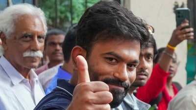 দিল্লিতে বিক্ষোভের দ্বিতীয় দিনে আদালতের নির্দেশে মুক্তি পেলেন ককরোচ জনতা পার্টি (সিজেপি)-র প্রতিষ্ঠাতা অভিজিৎ দীপকে এবং সংগঠনের দুই নেতা সৌরভ দাস ও আশুতোষ রাঙ্কা। (PTI)