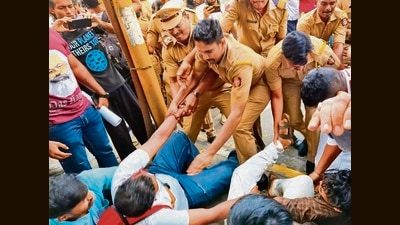 The protesters began gathering at around 4.30 pm and were detained in police vans and taken to Shivajinagar police station. (HT PHOTO)