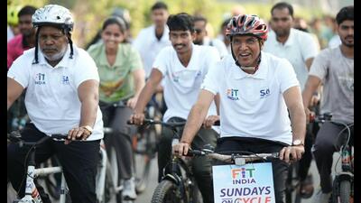 Union sports minister Mansukh Mandaviya leading a cycle rally in Varanasi on October 11. (Ht photo) Union sports minister Mansukh Mandaviya leading a cycle rally in Varanasi on October 11. (Ht photo)