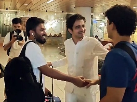 Mumbai, Oct 10 (ANI): Cockroach Janta Party (CJP) Founder Abhijeet Dipke interacts with party National Spokesperson Ashutosh Ranka and NCP-SCP spokesperson Anish Gawande as they leave for Delhi ahead of the protest at Jantar Mantar, in Mumbai on Saturday. (ANI Video Grab)
