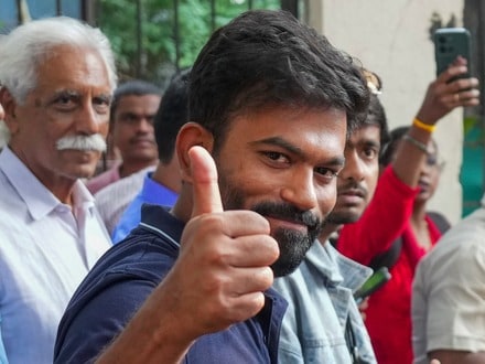 দিল্লিতে বিক্ষোভের দ্বিতীয় দিনে আদালতের নির্দেশে মুক্তি পেলেন ককরোচ জনতা পার্টি (সিজেপি)-র প্রতিষ্ঠাতা অভিজিৎ দীপকে এবং সংগঠনের দুই নেতা সৌরভ দাস ও আশুতোষ রাঙ্কা।