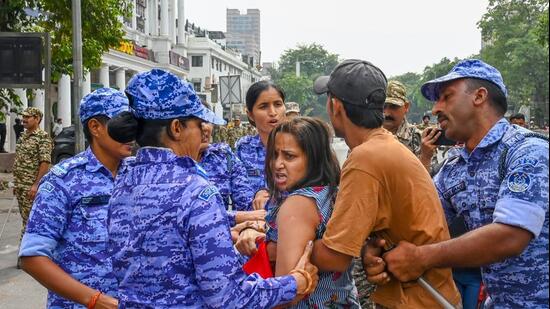 Security personnel detain demonstrators during a protest near Jantar Mantar on Sunday. (Vipin Kumar/HT)