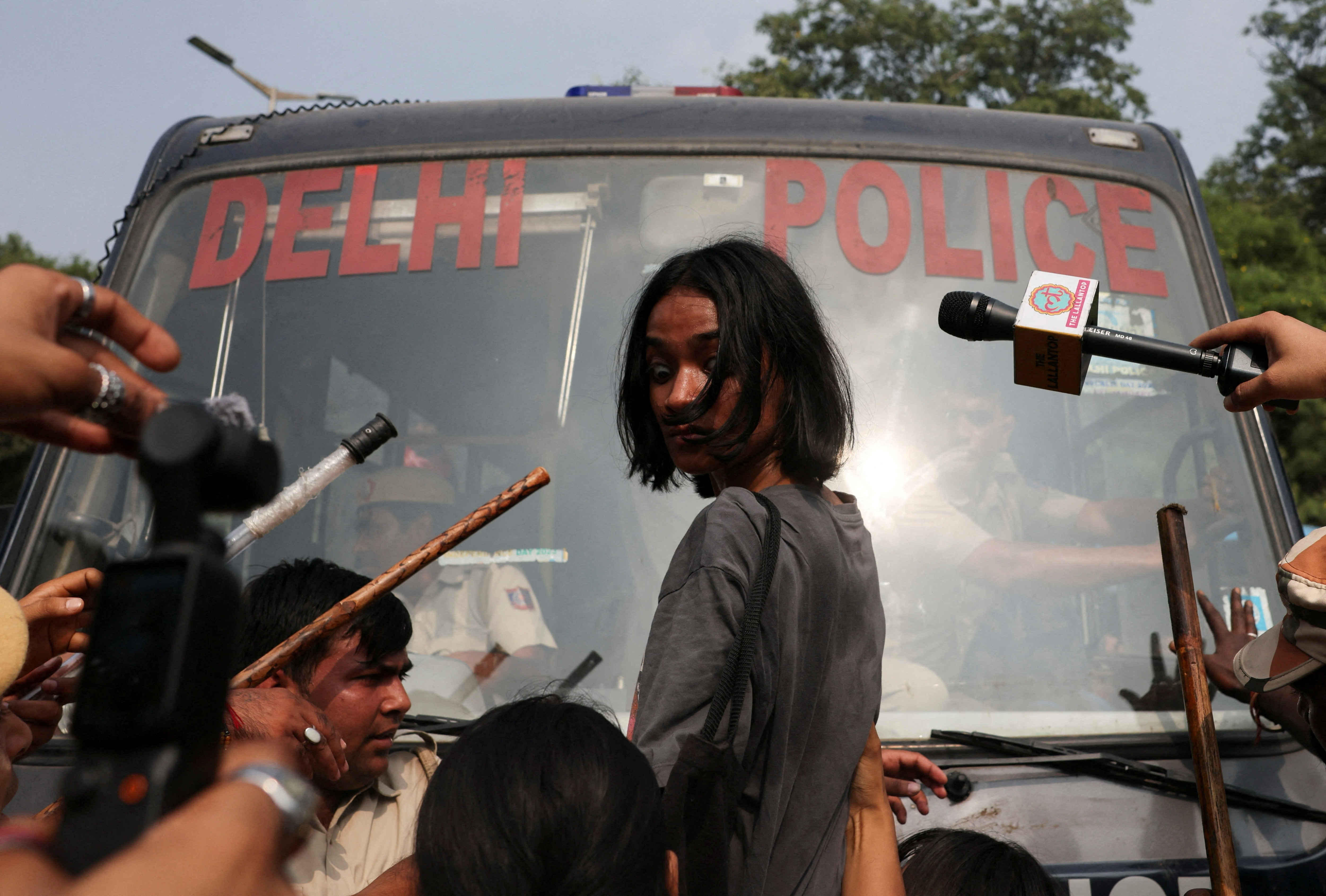 A protester reacts as she tries to stop the police bus carrying detained protesters during a protest organised by the Cockroach Janta Party (CJP), seeking the resignation of India's Chief Election Commissioner, Gyanesh Kumar, in New Delhi, India, October 10, 2026. REUTERS/Priyanshu Singh     TPX IMAGES OF THE DAY (REUTERS)