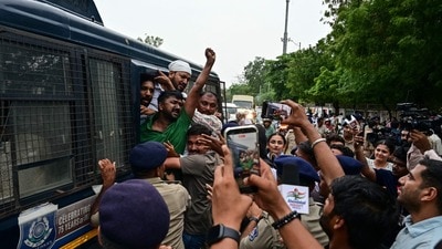 দিল্লির বিক্ষোভের মাঝে সক্রিয় আইনজীবীরা! (AFP) দিল্লির বিক্ষোভের মাঝে সক্রিয় আইনজীবীরা! (AFP)