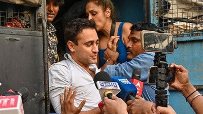 মুম্বইয়ে বিক্ষোভে যোগ দিতে গিয়ে পুলিশের হাতে আটক হয়েছিলেন বলিউড অভিনেতা ইমরান খান (Raju Shinde)